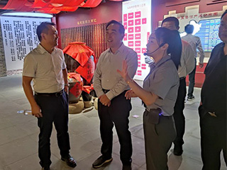 江蘇省政協(xié)副主席王榮平率調研組一行考察雙龍戲珠酒廠