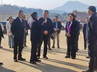 福建省人大常委會副主任袁毅一行蒞臨福建雙龍戲珠酒業(yè)有限公司調研指導