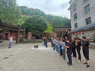 福建雙龍戲珠酒業(yè)有限公司開展消防演練、有限空間應(yīng)急預(yù)案演練及安全生產(chǎn)培訓(xùn)